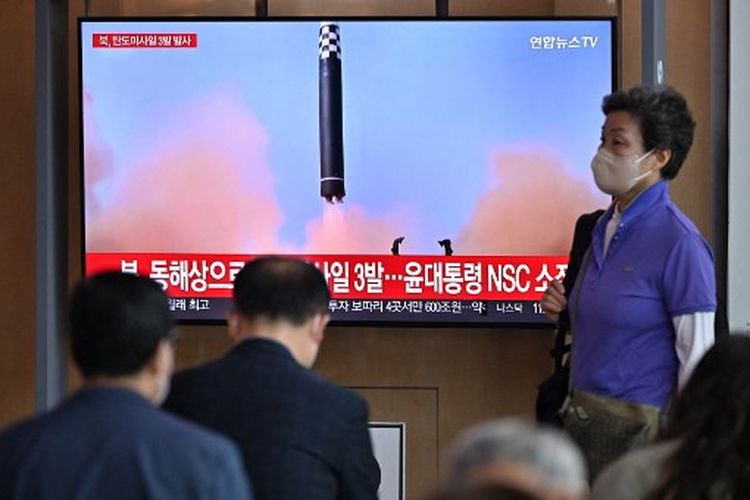Orang-orang menonton layar televisi yang menayangkan siaran berita dengan rekaman file uji coba rudal Korea Utara, di sebuah stasiun kereta api di Seoul pada 25 Mei 2022, setelah Korea Utara menembakkan tiga rudal balistik ke arah Laut Jepang menurut militer Korea Selatan.