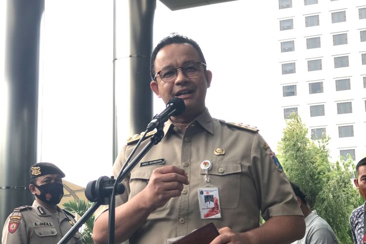 Gubernur DKI Anies Baswedan usai menjalani pemeriksaan penyidik Komisi Pemberantasan Korupsi (KPK) terkait dugaan korupsi pengadaan lahan di Munjul, Kelurahan Pondok Ranggon, Kecamatan Cipayung, Jakarta Timur pada tahun 2019 pada Selasa (21/9/2021).