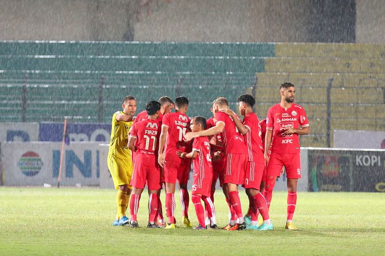 Pemain Persija Jakarta saat berisap untuk pertandingan pekan ke-16 Liga 1 2022-2023 melawan Dewa United yang berakhir dengan skor 3-1 di Stadion Sultan Agung Bantul, Selasa (20/12/2022) malam.
