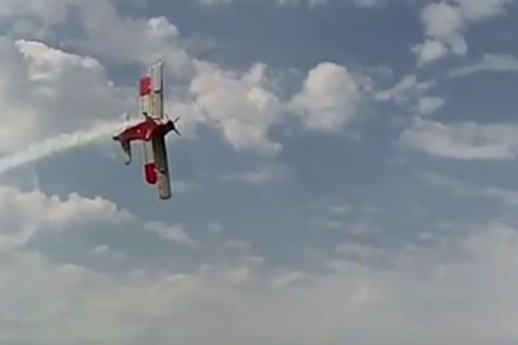 Pesawat bersayap ganda (biplane) dari era-Uni Soviet jatuh menghujam tanah dan menewaskan dua awaknya, di sebuah lapangan udara dekat Moskwa, Rusia, Sabtu (2/9/2017).