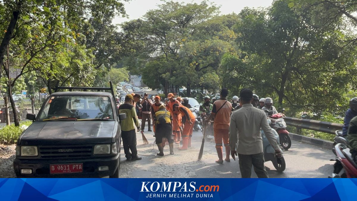 Lalu Lintas Jalan Panjang Jakbar Macet Imbas Sisa Coran Berceceran