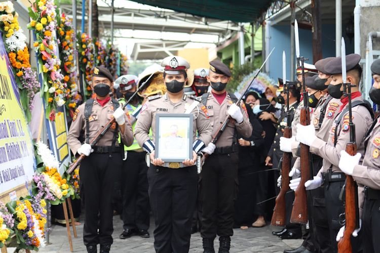 Prosesi pemakaman Aiptu Jailani yang dilaksanakan secara dinas kepolisian, Senin (18/4/2022).