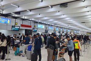Bandara Soekarno-Hatta Kembali Beroperasi, Pembersihan Abu Vulkanik di Runway Butuh 2-3 Jam