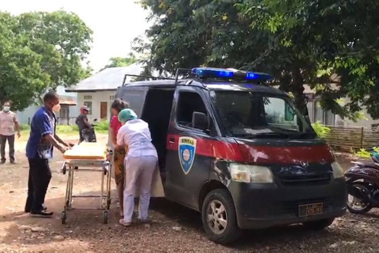Petugas medis di Kefamenanu, Kabupaten Timor Tengah Utara, NTT sedang membantu persalinan seorang warga di dalam mobil Binmas Polres TTU