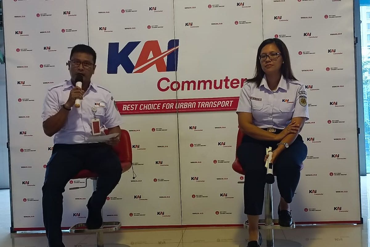 VP Corporate Secretary KAI Commuter Anne Purba dalam konferensi pers di Stasiun BNI City, Jakarta, Rabu (21/12/2022).