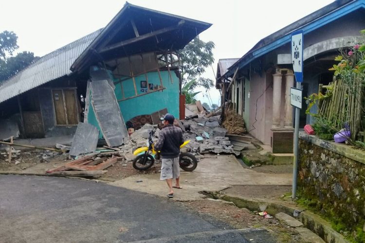 Rumah warga rusak berat akibat gempa bumi berkekuatan magnitudo 4.4 mengguncang wilayah Banjarnegara, Jawa Tengah, Rabu (18/4/2018).