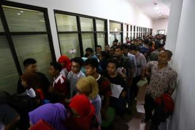 Pembukaan lowongan calon pegawai negeri sipil (CPNS)sudah dibuka, membuat warga antre untuk mengajukan permohonan Surat Keterangan Catatan Kepolisian (SKCK) di kantor kepolisian. Seperti terlihat di Polres Jakarta Timur, ratusan warga antre dari lantai 1 hingga lantai 2, Kamis (5/9/2013).