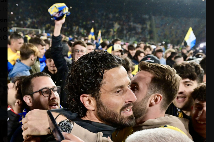 Fabio Grosso merayakan kesuksesan tim asuhannya, Frosinone, promosi ke Serie A. Frosinone promosi ke Serie A usai mengalahkan Reggina 3-1 pada pekan ke-35 Serie B 2022-2023 di Stadion Benito Stirpe, Selasa (2/5/2023) dini hari WIB.