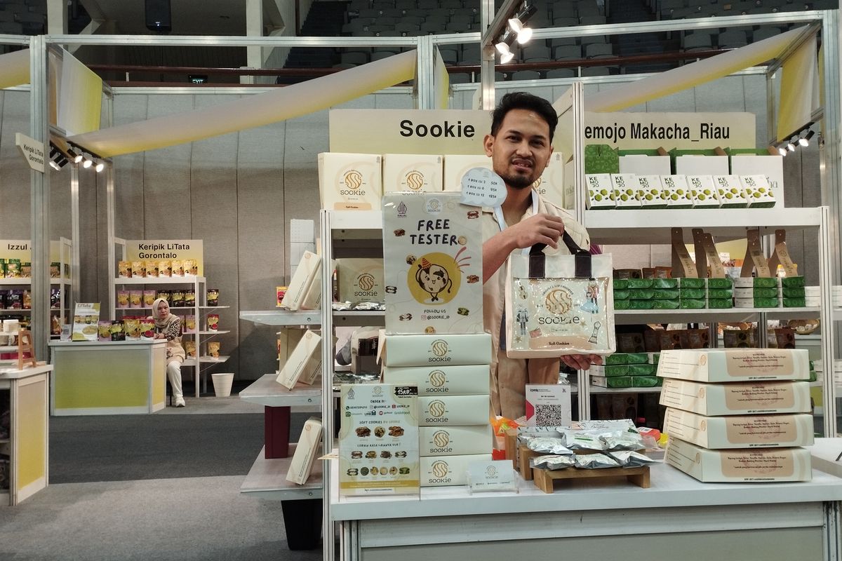 Dimas Daryanto, owner soft cookies bernama Sookie dalam pameran UMKM EXPO(RT) BRILIANPRENEUR 2023 di Jakarta Convention Center, Jumat (8/12/2023).