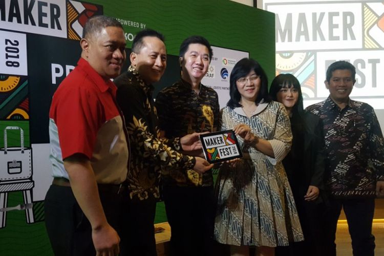 (tengah) Kepala Bekraf Triawan Munaf dan CEO Tokopedia William Tanuwijaya dalam peresmian Maker Fest 2018 di Jakarta, Jumat (16/3/2018)