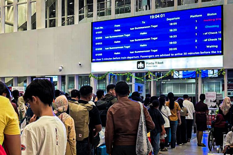 Ratusan Penumpang KA Papandayan Dialihkan ke Whoosh Imbas KA Ciremai Anjlok