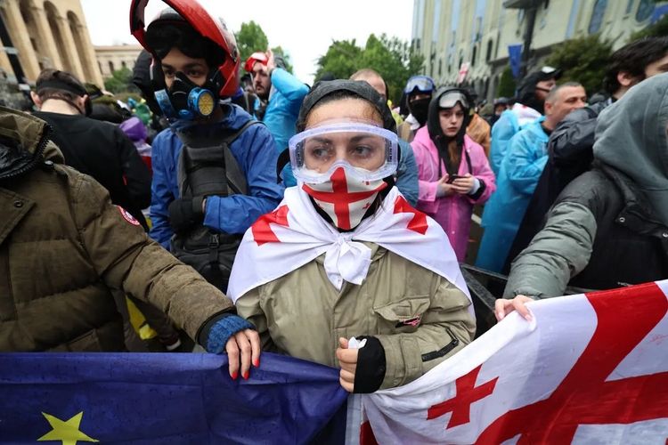 Para pengunjuk rasa di Georgia menentang rancangan undang-undang (RUU) 'pengaruh asing' yang kontroversial di ibu kota, Tbilisi.


