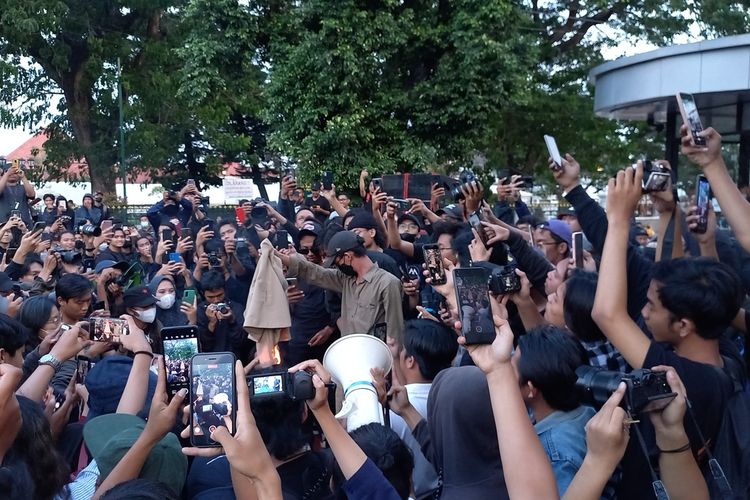 satu diantara mahasiswa UGM yang ikut aksindemo tolak kenaikan harga BBM bakar jas almamater, Kamis (15/9/2022)