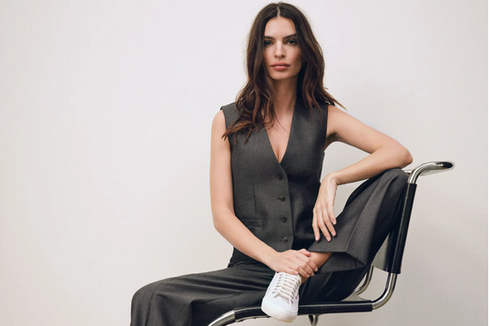 Emily Ratajkowski Bikin Sneaker Kolaborasi dengan Superga