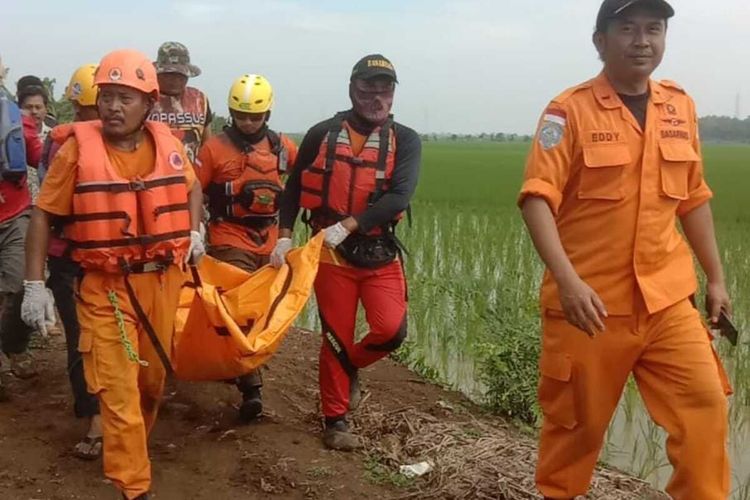 EVAKUASI: Sejumlah Petugas BPBD Indramayu, BPBD Cirebon, dan Basarnas Pos Cirebon mengevakuasi satu siswi yang tenggelam saat kegiatan Pramuka, Sabtu (17/2/2024). Dua siswi SDN 1 Lajer Tukdana, lainnya telah ditemukan sebelumnya.
