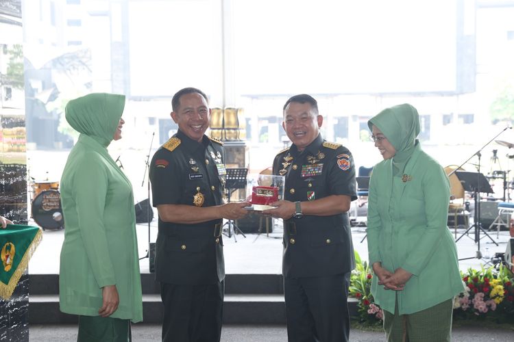 Jenderal Dudung Abdurachman dan Jenderal?Agus Subiyanto usai serah terima jabatan KSAD di lapangan Mabesad, Jakarta Pusat, Jumat (27/10/2023).