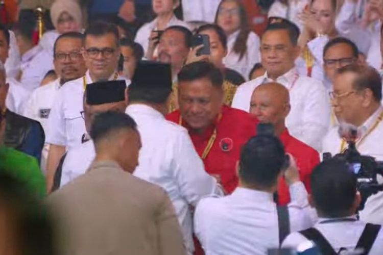 Momen Ketua Umum Partai Gerindra sekaligus Presiden ke-8 Prabowo Subianto terlihat menjabat tangan dan mencium pipi perwakilan dari PDI Perjuangan, Bendahara Umum Dolly Dondokambey dan Ketua DPP PDI Perjuangan Said Abdullah. Sentul, Jawa Barat, Sabtu (15/2/2025). (Tangkap Layar YouTube Gerindra TV)