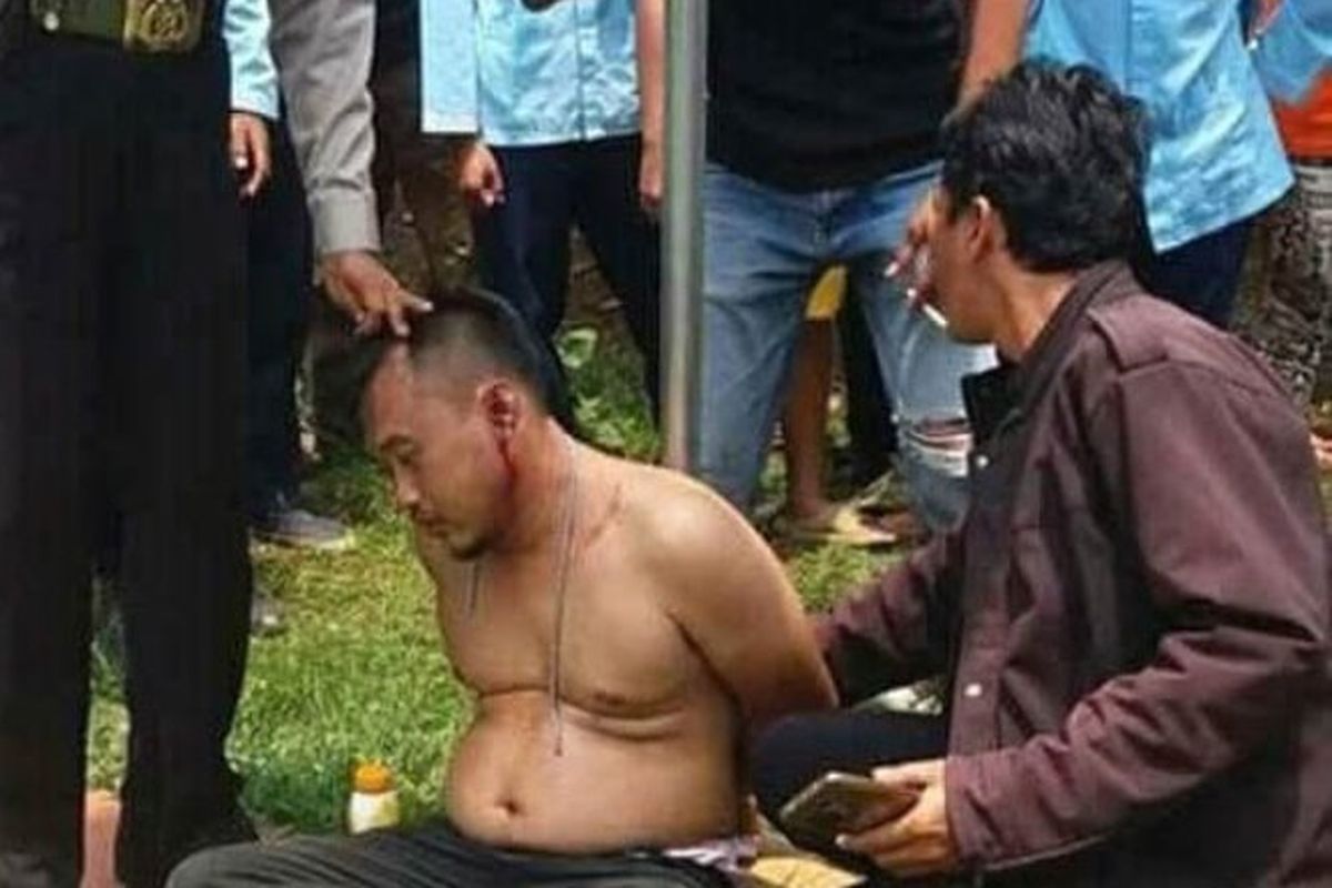 Petugas kepolisian dari Polsek Sukmajaya mengamankan Jarot Wahyudi (40) yang kedapatan membobol kotak amal mushola di Kampung Kebon Duren, Kalimulya, Cilodong, Depok, Jumat (29/9/2017) siang. 