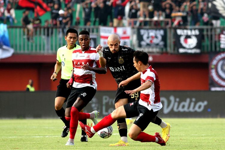 Pemain Bhayangkara FC, Youssef Ezzejjari (tengah), ditempel oleh pemain Madura United dalam laga Madura vs Bhayangkara FC di pentas Liga 1 2022-2023 pekan ke-9, Kamis (8/9/2022) di Stadion Gelora Madura Ratu Pamelingan, Pamekasan.