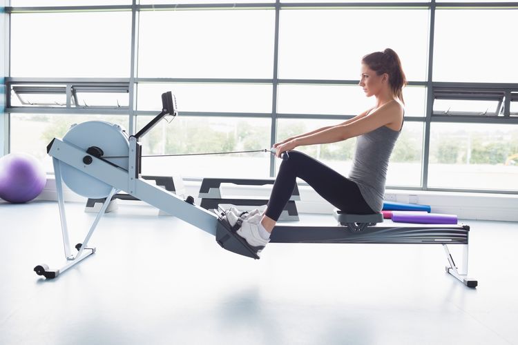 Ilustrasi seorang perempuan menggunakan alat row machine di tempat gym.