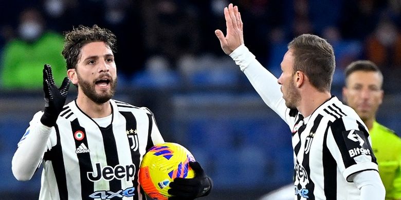 Pemain Juventus Manuel Locatelli merayakan gol ke gawang AS Roma pada lenjutan Liga Italia musim 2021-2022 di Stadion Olimpico, Senin (10/1/2022) dini hari WIB.