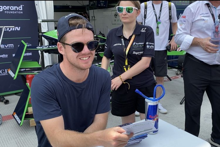 Nick Cassidy, pebalap envision racing Formula E dalam sesi Fan Village