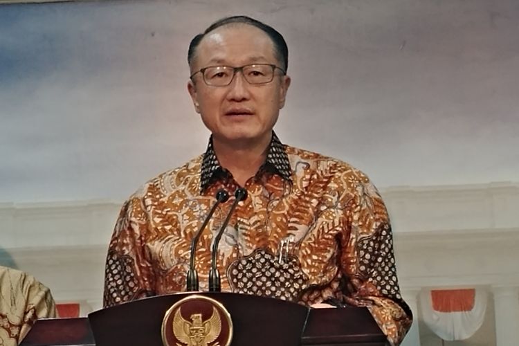 Jim Yong Kim, President of World Bank Group, mengenakan batik saat bertemu Presiden Jokowi di Istana Merdeka, Jakarta, Rabu (26/7/2017).