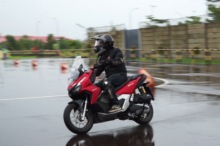 Test ride Honda ADV 160 di fasilitas safety riding AHM di Cikarang, Jawa Barat.