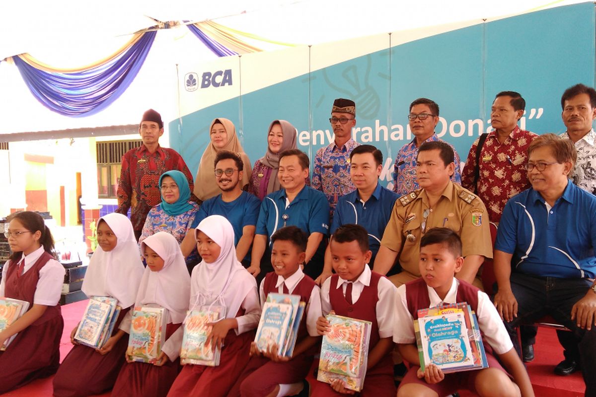 PT Bank Central Asia Tbk (BCA) membagikan buku bacaan dan mengadakan kegiatan storytelling di Sekolah Dasar Negeri 7 Gadingrejo, Pringsewu, Lampung, Jumat (21/7/2017).