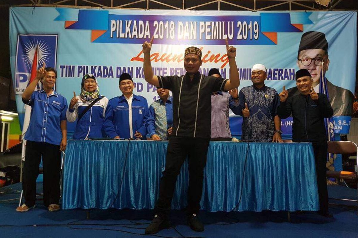 Komedian Vicky Prasetyo, mendaftarkan diri untuk Pilkada Kota Bekasi 2018 di DPD PAN, Sabtu (17/7/2017).