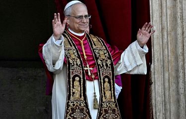 Robert Francis Prevost, yang kini dikenal sebagai Paus Leo XIV, saat diperkenalkan sebagai paus baru terpilih di balkon Basilika Santo Petrus, Vatikan, Kamis (8/5/2025).
