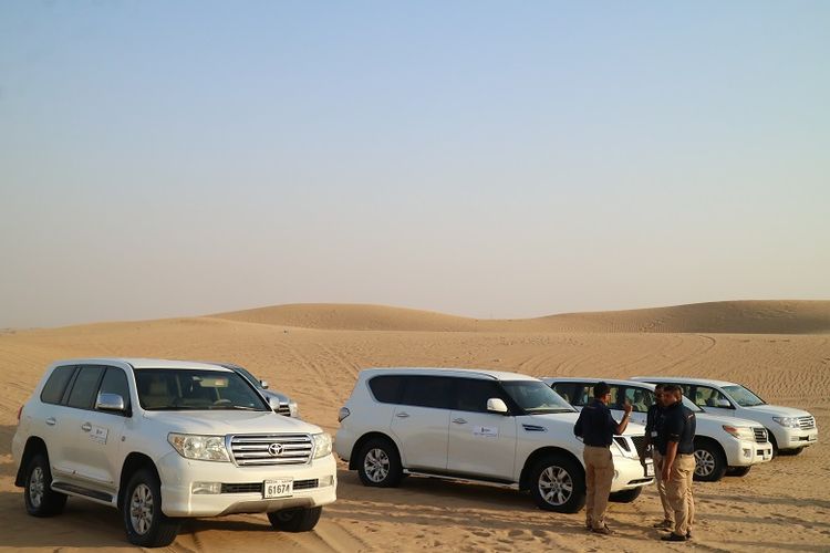 Mobil-mobil yang mengantarkan wisatawan berkeliling kawasan gurun pasir di Dubai, Uni Emirate Arab, Selasa (31/10/2017). Menjelajah gurun pasir adalah salah satu atraksi wisata yang bisa dilakukan saat berlibur ke Dubai.