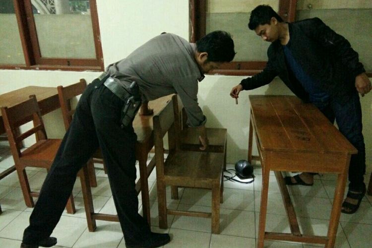 Tim Inafis Polres Kebumen melakukan oleh TKP untuk mencari jejak kelompok perampok yang menyekap empat penjaga malam dan menjarah SMK Bina Karya 2 Karanganyar, Kamis (20/7/2017) dini hari.