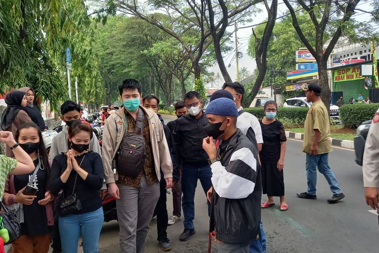 Puluhan korban kasus Binomo yang menjerat Indra Kenz melakukan aksi demo di depan Kantor PN Tangerang, Jumat (26/8/2022)