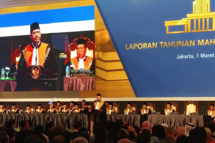 Ketua Mahkamah Agung Hatta Ali saat membuka Sidang Pleno Istimewa Laporan Tahunan Mahkamah Agung Tahun 2017 di JCC, Jakarta, Kamis (1/3/2018). 