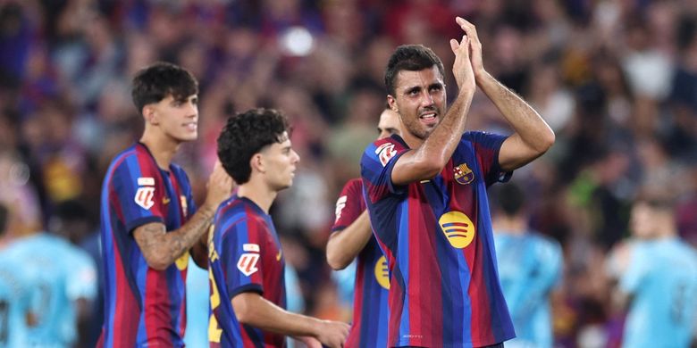 Gelandang Barcelona, ??Rodri, bertepuk tangan usai pertandingan Liga Spanyol antara FC Barcelona dan Athletic Club Bilbao di Stadion Camp Nou, Barcelona, ??pada 27 Agustus 2026. Barcelona menang 2-0.