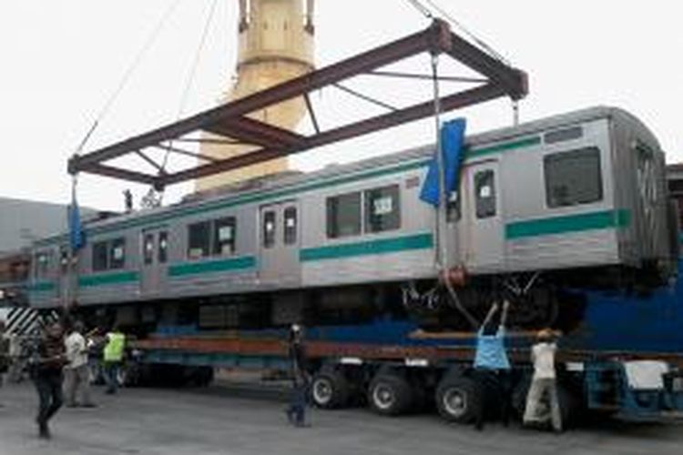 Bongkar muat rangkaian gerbong kereta listrik (KRL) tahap pertama di Pelabuhan Tanjung Priok, Senin (4/11/2013). Pengadaan selama tahun 2013 ini dilakukan secara bertahap. 