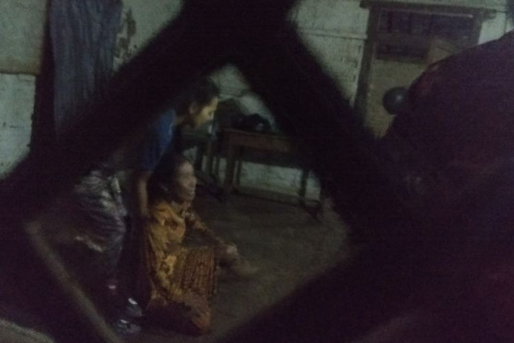 Ibu kandung Suliono yang histeris dan membanting tubuhnya dil antai saat polisi memeriksa kamar pribadi  anaknya, Minggu (11/2/2018) malam.