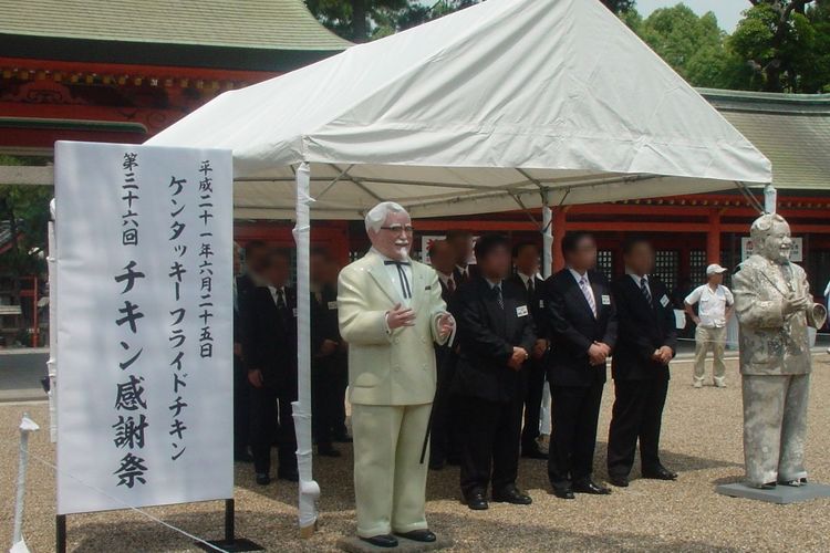 Upacara yang mirip pemakaman digelar KFC Jepang untuk hormati ayam-ayam di masa lalu dan masa depan