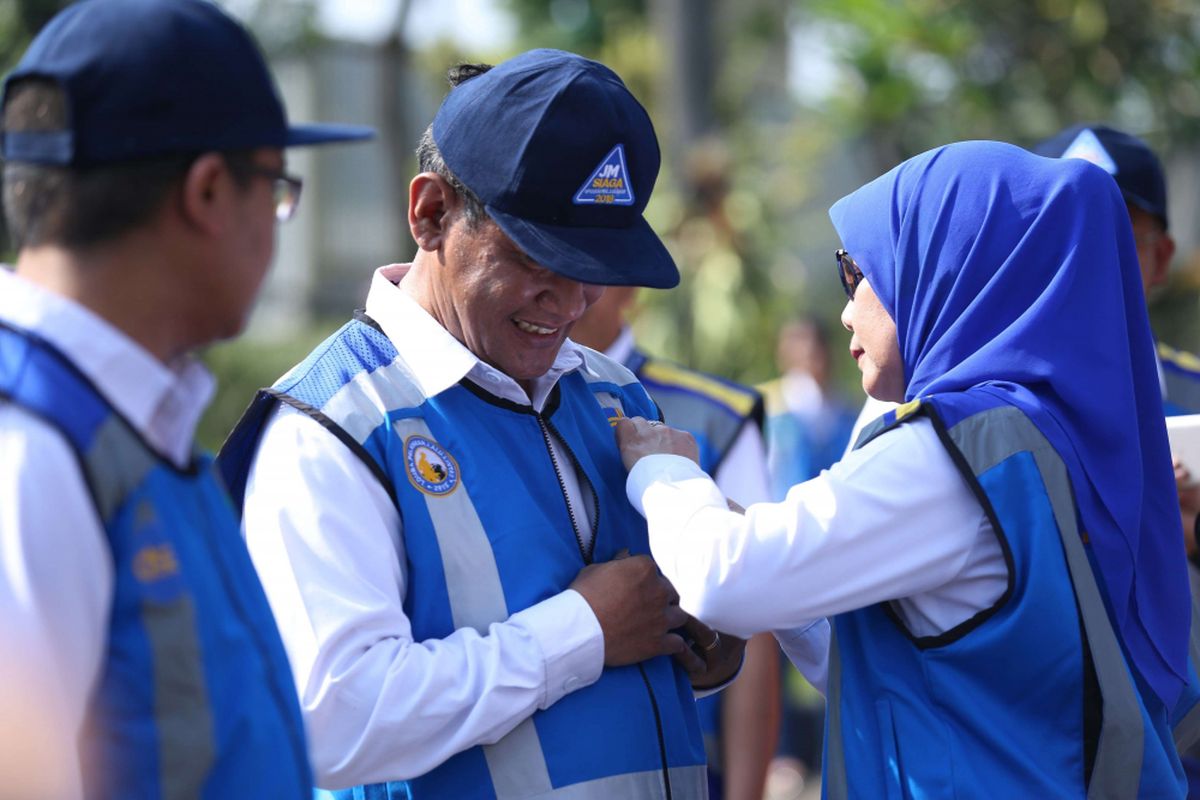 Direktur Utama PT Jasa Marga (Persero) Tbk Desi Arryani memasangkan pin bertuliskan  siaga operasional lebaran 2018 pada rompi sejumlah petugas saat apel siaga operasional lebaran di Kantor Jasa Marga, Plaza Tol Taman Mini Indonesia Indah, Jakarta, Senin (7/5/2018). PT Jasa Marga (Persero) Tbk melakukan persiapan arus mudik dan arus balik Lebaran 2018 guna memastikan kelancaran arus lalu lintas kendaraan yang melintas di ruas tol.