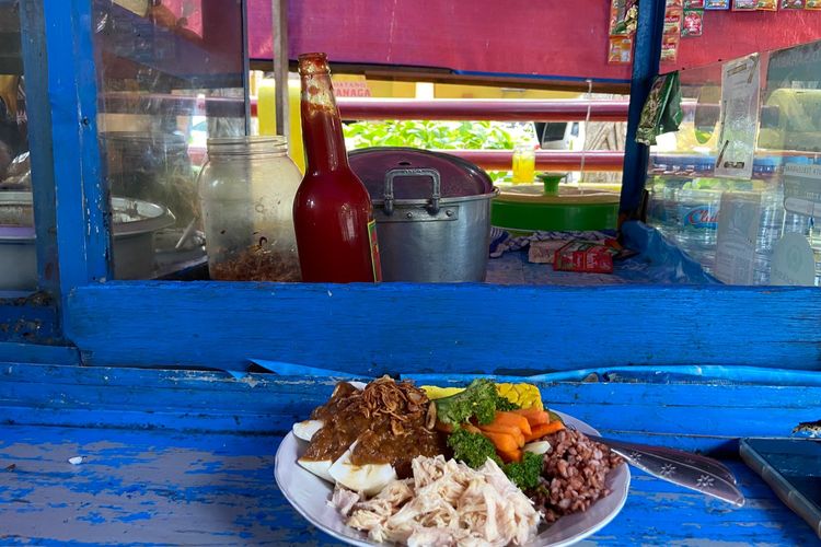 Menu sehat Warung Bu Roby yang dimakan di meja rombong.