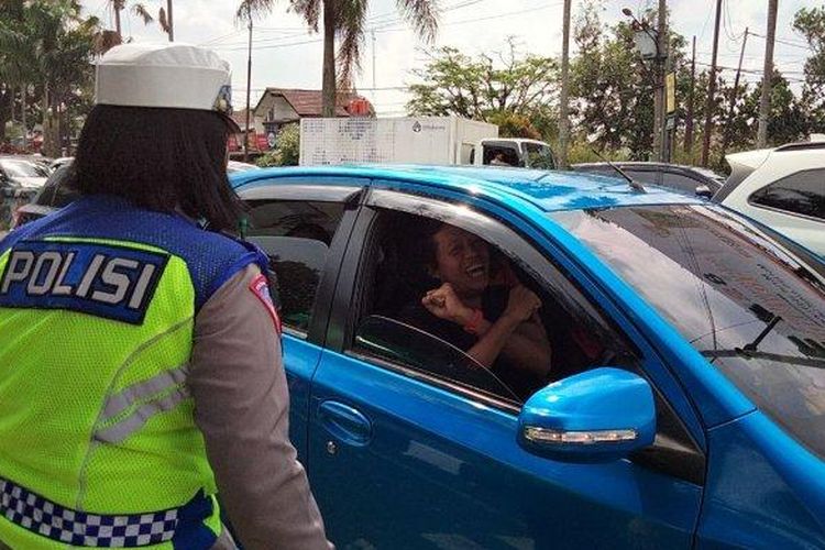 Pengendara mobil terjebak macet di kawasan wisata Puncak Bogor, Jawa Barat, Senin (24/4/2023).