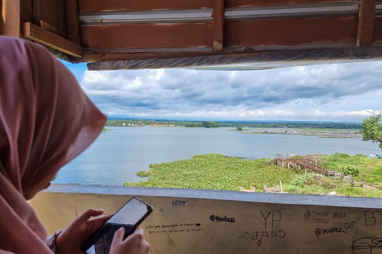 Pengunjung di lantai 2 Kedai Kecil Waduk Cengklik Boyolali.