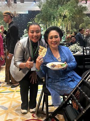 Titiek Soeharto saat mencicipi kuliner dari Sidoarjo, Pecel Rawon Bok Legi, Rabu (19/6/2025).