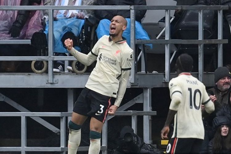 Pemain Liverpool, Fabinho, merayakan gol ke gawang Burnley pada laga lanjutan Liga Inggris, Minggu (13/2/2022).