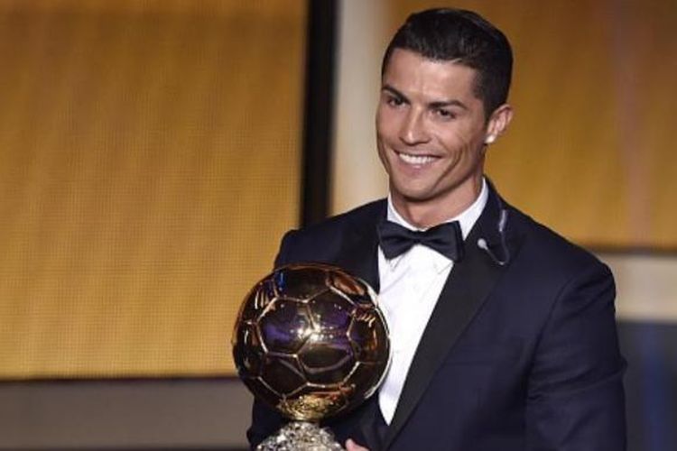 Pemain Real Madrid, Cristiano Ronaldo, meraih penghargaan FIFA Ballon d'Or 2014 yang berlangsung di Zurich, Swiss, Senin (12/1/2015).