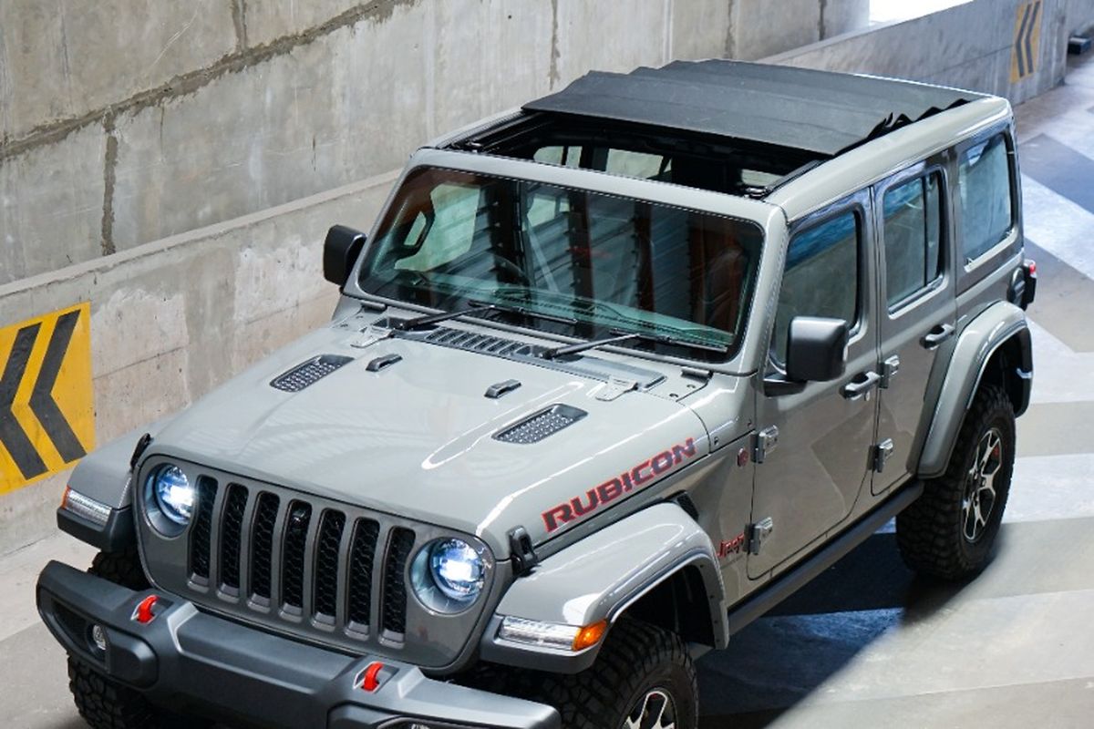 Jeep Wrangler Rubicon dengan ?Sky-One Touch Power Roof? 