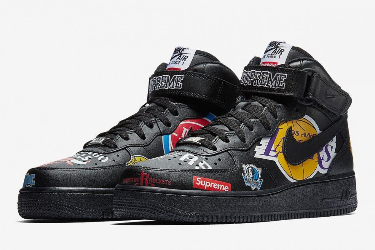 Produk dengan nama resmi The Supreme x NBA x Nike Air Force 1 Mid kabarnya akan dilansir dalam dua warna, hitam dan putih. 