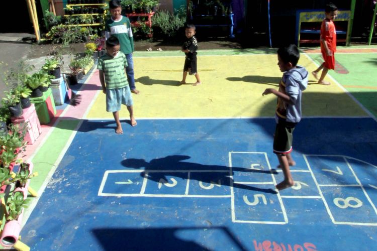 Bagaimanakah Permainan Engklek Dilakukan - Belajar di Rumah - Apa Manfaat Melakukan Permainan Tradisional