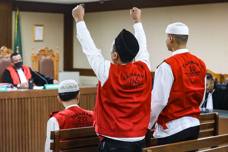Terdakwa kasus pengeroyok pegiat media sosial Ade Armando menjalani sidang vonis di Pengadilan Negeri Jakarta Pusat, Kamis (1/9/2022). Majelis hakim menjatuhkan hukuman pidana selama 8 bulan penjara dikurangi masa tahanan.